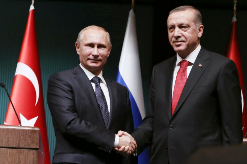 Odnosi Rusije i Turske i EU danas su na istorijskom minimumu, ali još nije jasno na koje će sve karte Moskva i Ankara igrati u balkanskoj igri. Izvesno je da Turska pokušava da osnaži uticaj među muslimanima regiona, baš kao što Rusija igra na pravoslavne hrišćane. Mogu li Moskva i Ankara da usklade svoje politike, kao što su to učinile u Siriji?
